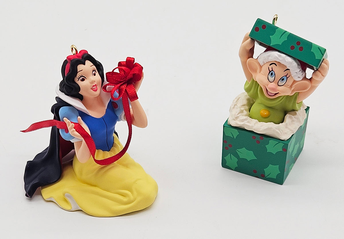 Hallmark Keepsake – “Disney Snow White Set of 2 Anniversary Edition” — ornament view
