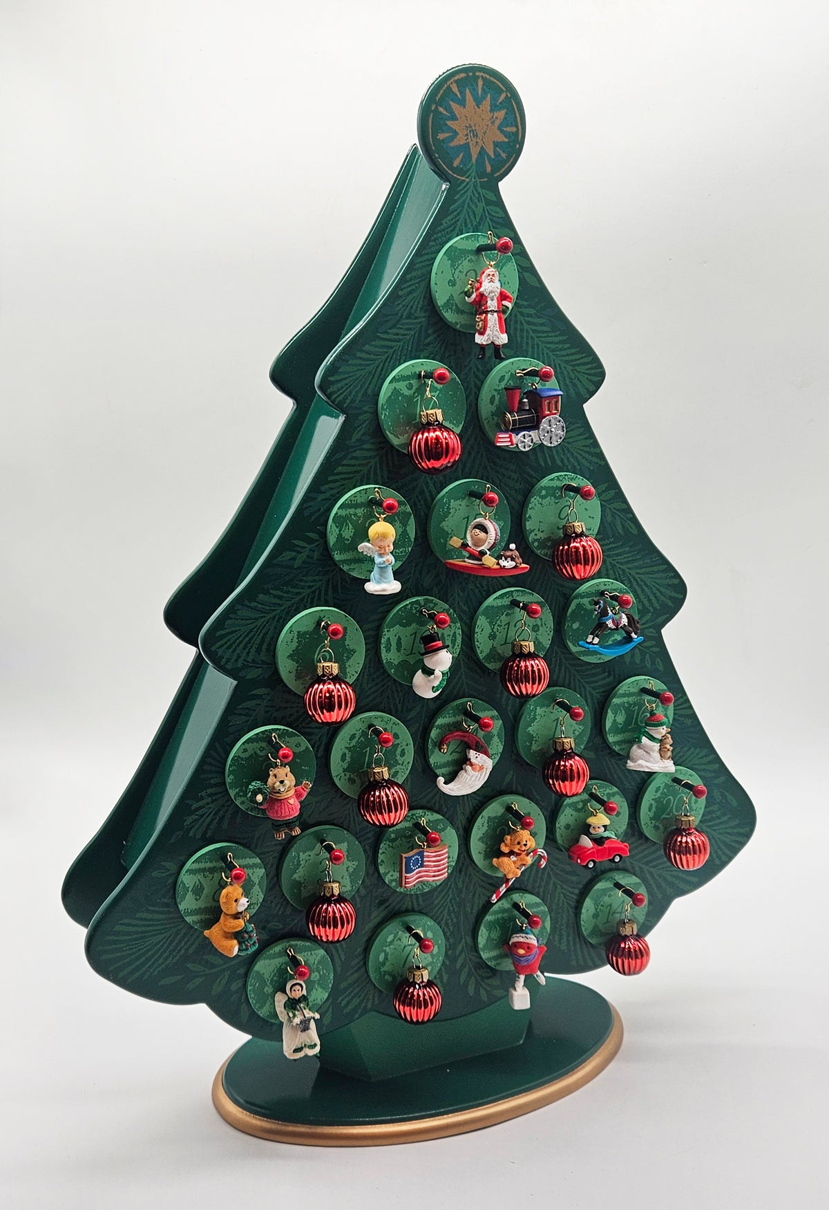 Hallmark Keepsake – “Club Christmas at Last Countdown Calendar” — ornament view