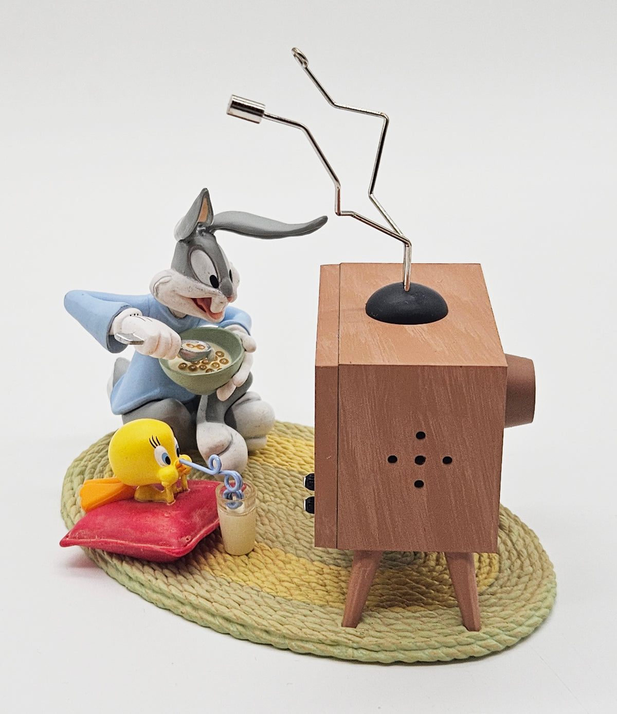 Hallmark Keepsake – “Looney Tunes Saturday Morning Cartoons” – Damaged — ornament view