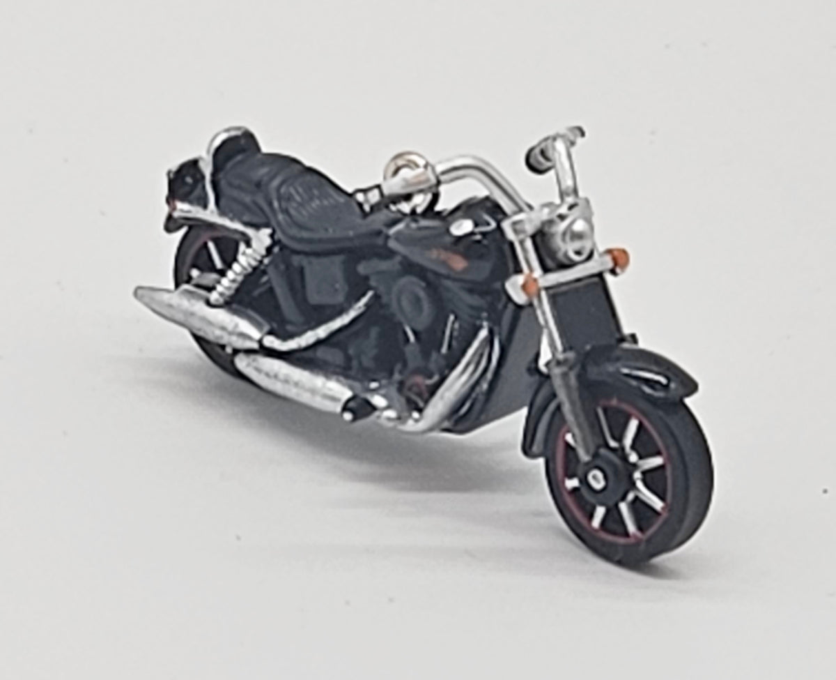 Hallmark Keepsake – “Miniature Harley-Davidson FXDB Sturgis” — ornament view