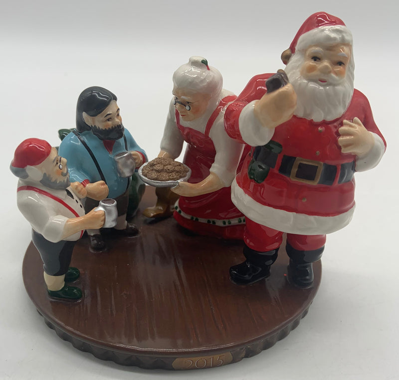 Dept 56- Snow Village "Santa Comes to Town 2015"
