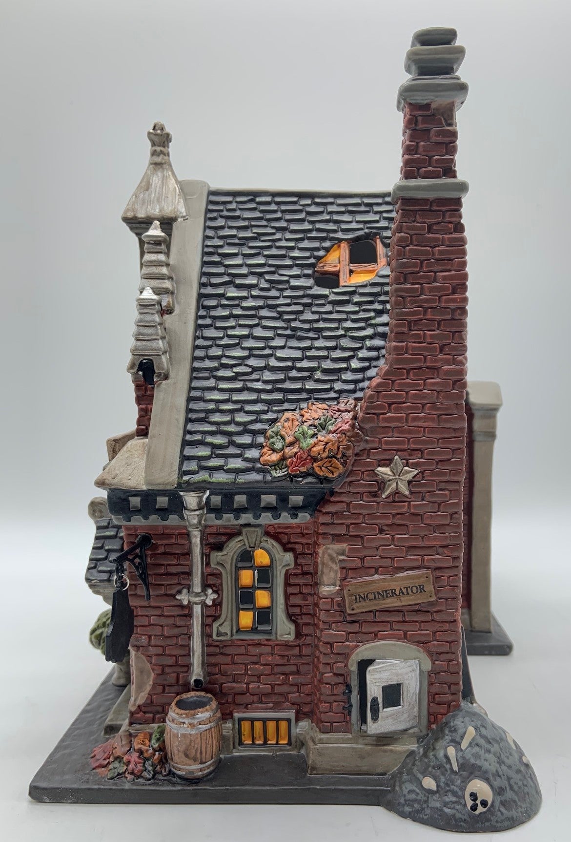 Dept 56- SV Halloween "Croak-N-Haggard Mortuary"