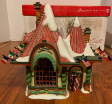 Load image into Gallery viewer, Dept 56- North Pole "Santa's Visiting Center" Gift Set