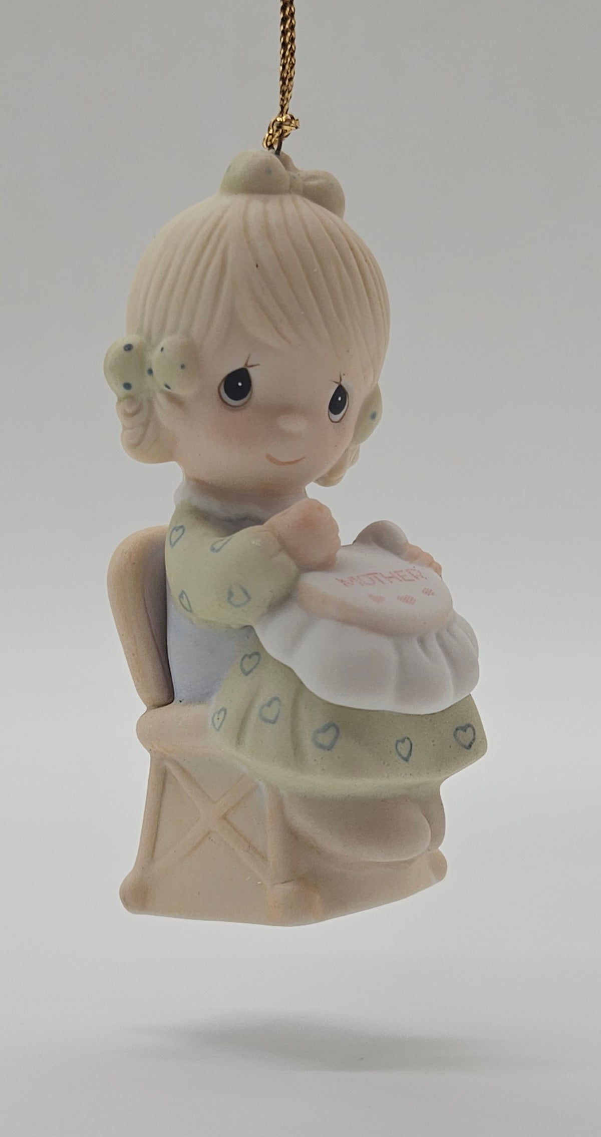 1983 Mother Sew Dear E-0514 — ornament close-up