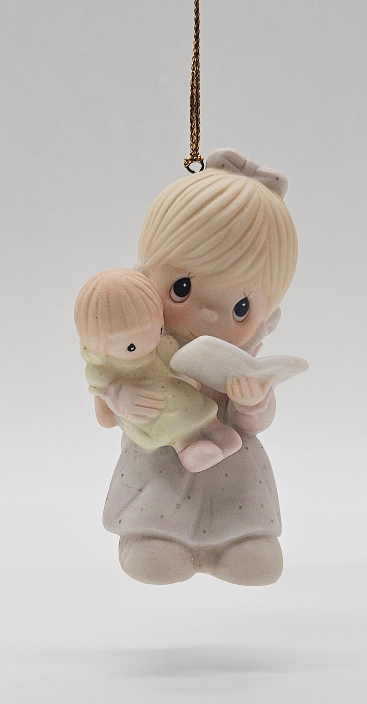 1983 Tell Me the Story of Jesus E-0533 — ornament close-up