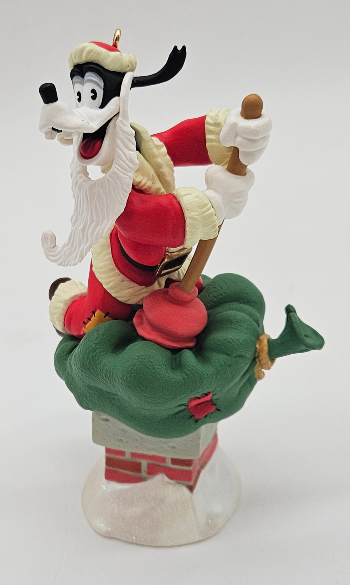 Hallmark Keepsake – “Goofy as Santa's Helper” — ornament view