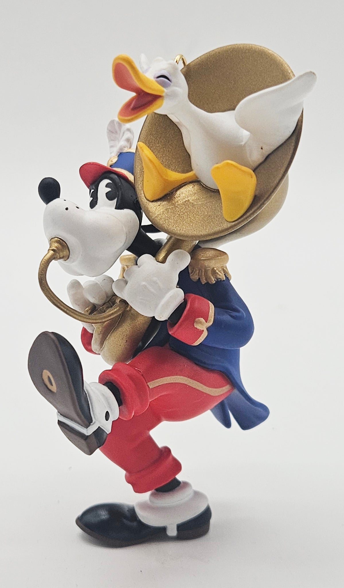 Hallmark Keepsake – “Goofy Toots the Tuba Mickey's Holiday Parade” — ornament view