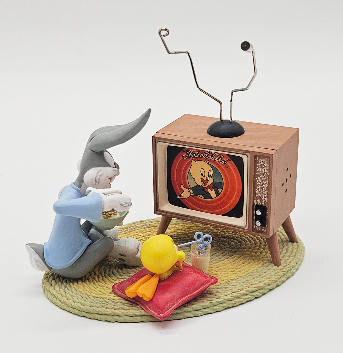 Hallmark Keepsake – “Looney Tunes Saturday Morning Cartoons” – Damaged — ornament view