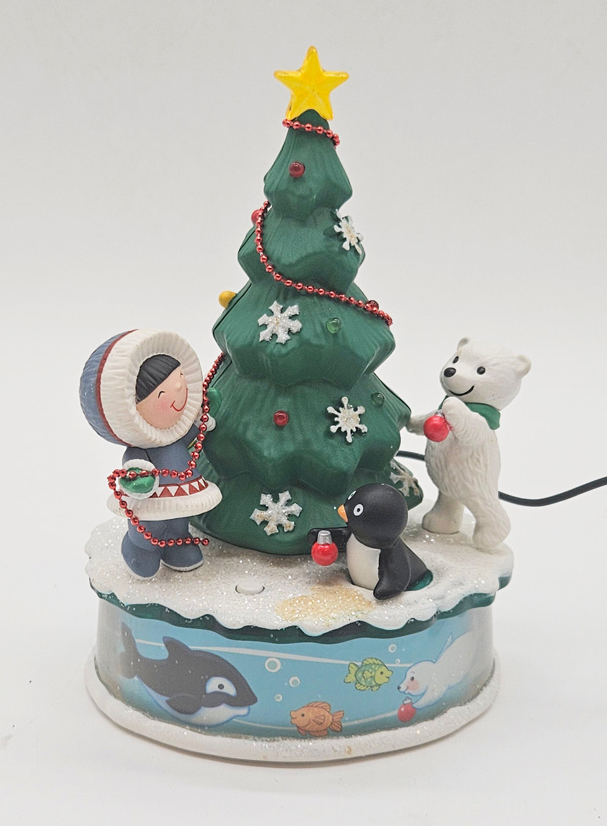Hallmark Keepsake – “Frosty Friends Trimming the Tree” — ornament view