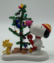 Load image into Gallery viewer, Dept 56- Peanuts &quot;Snoopy Singing Christmas Carols&quot;
