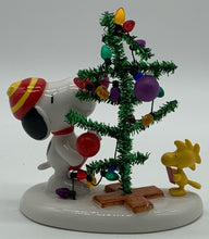 Load image into Gallery viewer, Department 56- Peanuts &quot;Snoopy Singing Christmas Carols&quot;
