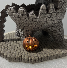 Load image into Gallery viewer, Retired Dept 56- The Nightmare Before Christmas "The Lizard House"
